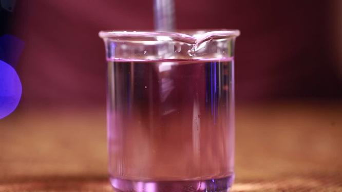 烧杯中花青素酸碱变色实验