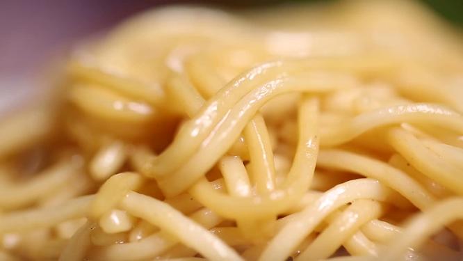 煮面条炸酱面吃面条