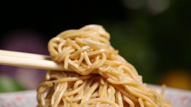 煮面条炸酱面吃面条