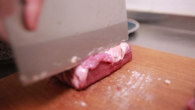 牛肉切块放入冰箱冷冻