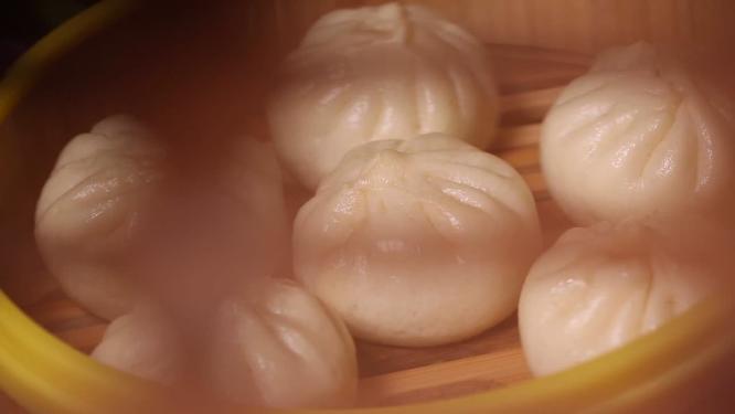 笼屉蒸包子松软小笼包