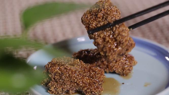 筷子夹起一块多汁鸡肉