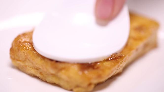 筷子夹起回锅豆腐