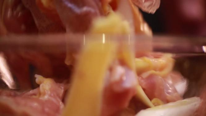 米酒葱姜腌制鸡肉去腥