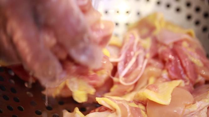 米酒葱姜腌制鸡肉去腥