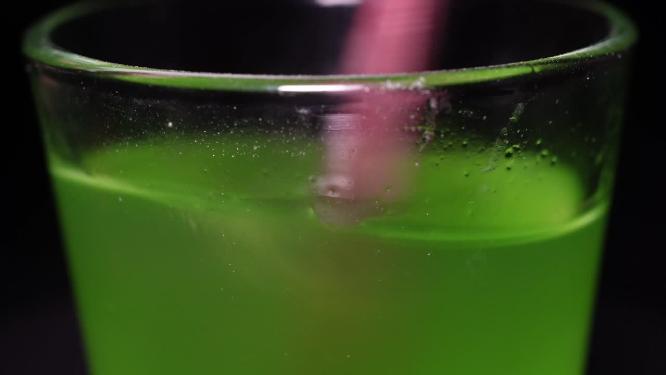 苹果汁粉融化搅拌玻璃杯