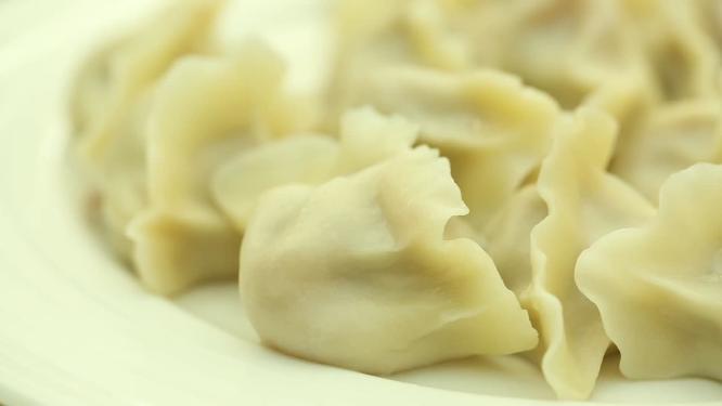 过节团聚吃饺子