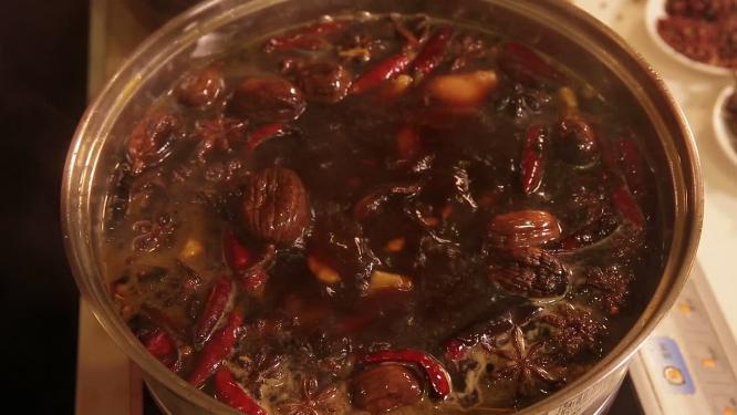 锅中加各种肉类制作一锅卤味