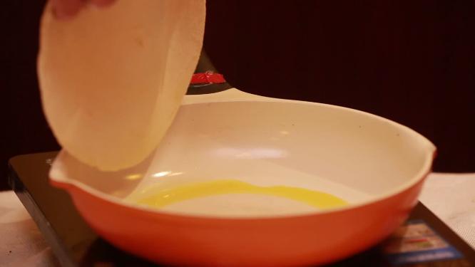 面粉和面平底锅刷油烙千层饼
