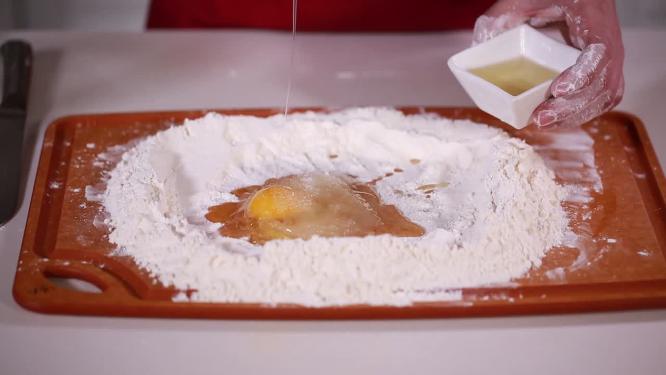 面粉鸡蛋和面揉面