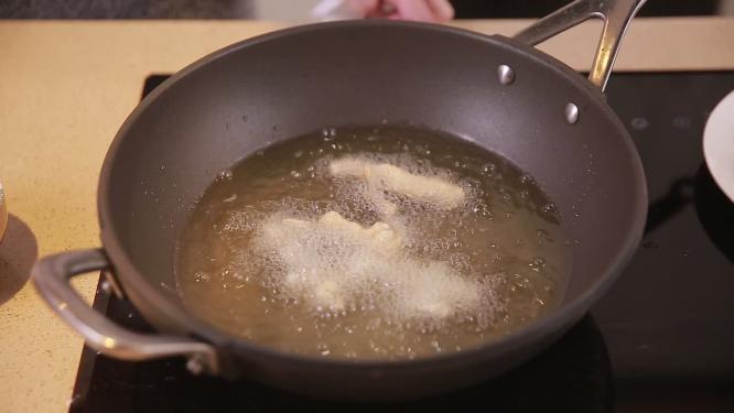 鸡柳裹淀粉制作网红炸鸡柳无骨鸡柳