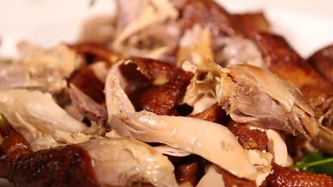 拆出烧鸡鸡肉