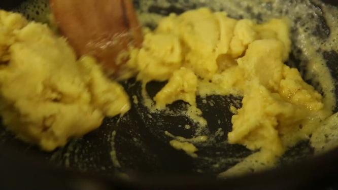 炒制老北京小吃豌豆