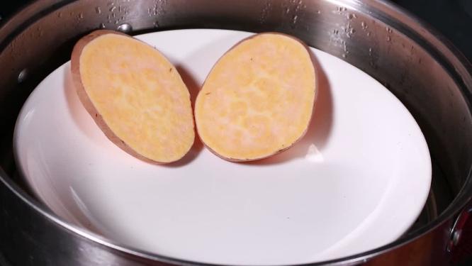 切红薯片码放在盘子里