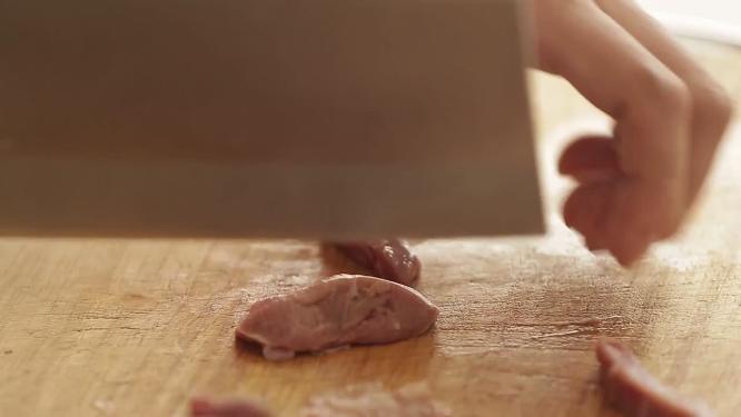 切羊肉穿羊肉串