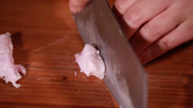厨师切羊肉羊油