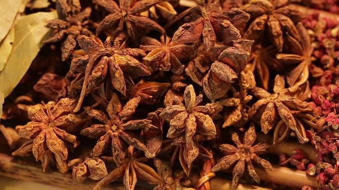各种香料草果香叶大料花椒麻椒