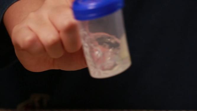 实验员采样检测榨菜亚硝酸盐
