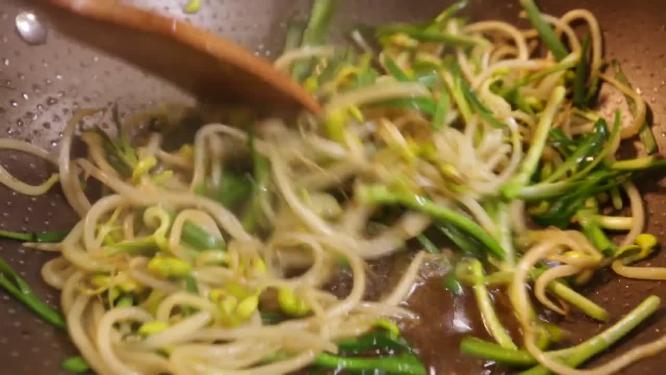 家常炝炒豆芽青豆芽黄豆芽