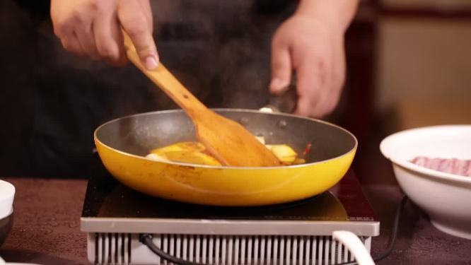 平底锅炒制底料