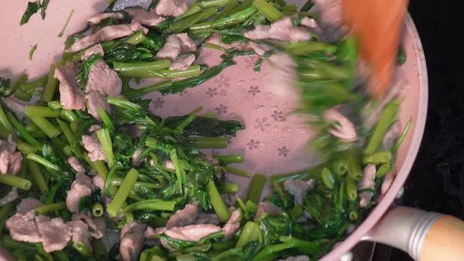 平底锅炒空心菜肉片做饭家常菜