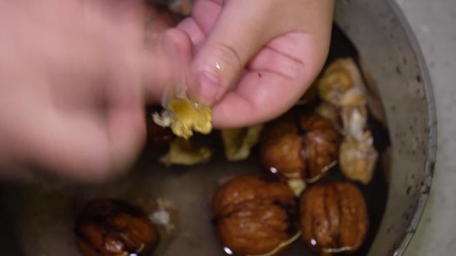 打开鲜核桃青皮核桃去皮剥核桃仁