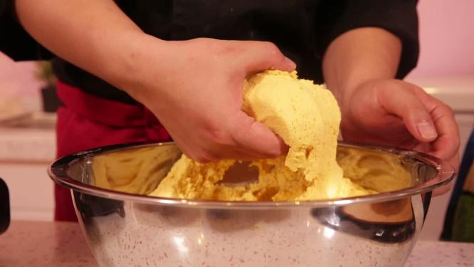 揉面棒子面贴饼子
