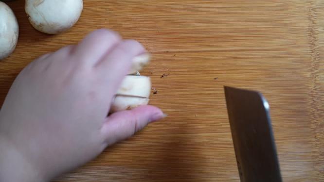 清洗口蘑切白蘑菇片处理食材做饭
