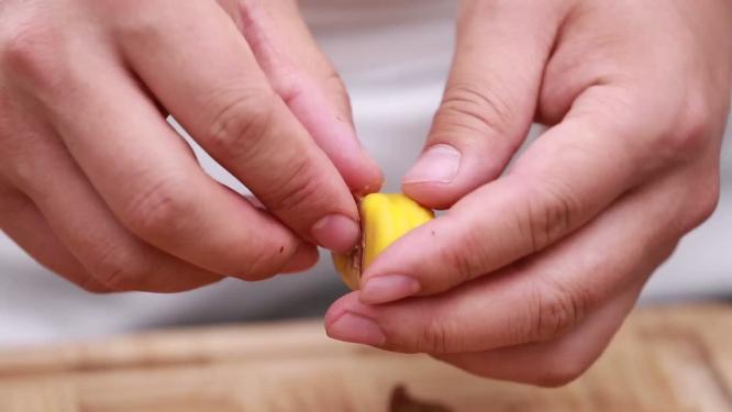 秋季栗子剥皮拨壳