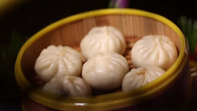 笼屉蒸包子松软小笼包