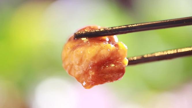 筷子夹起软烂的牛肉