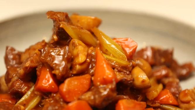 红酒牛腩炖牛肉出锅