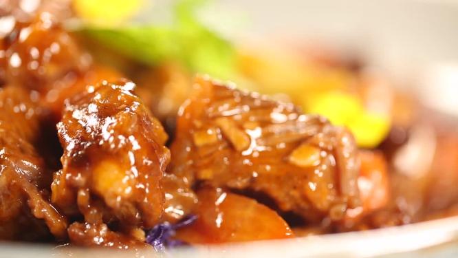 红酒牛腩炖牛肉出锅