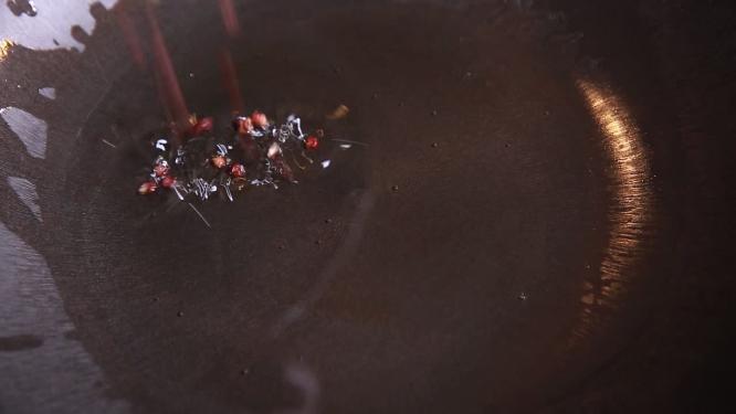 葱姜蒜炝锅炒制小龙虾底料