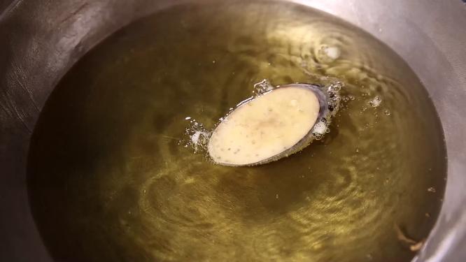 起锅烧油热锅凉油