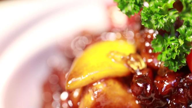 软嫩鸡肉配米饭套餐