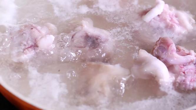 近景猪蹄切块焯水去腥