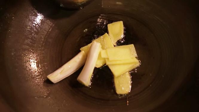 锅中加葱姜炒制麻辣香锅底料