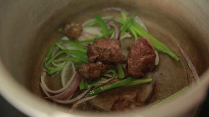 高压锅加入去腥底料炖牛肉