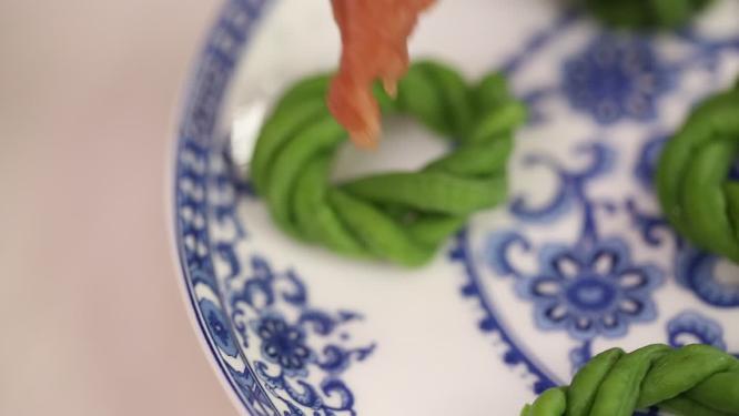 制作美食酿豇豆
