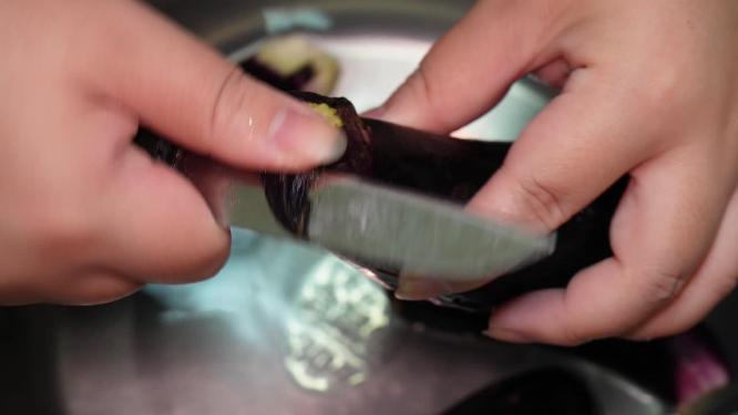 水盆清洗紫茄子长茄子切滚刀块