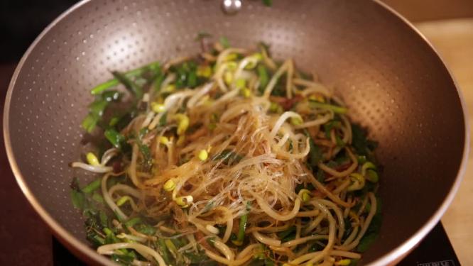 不粘锅炒豆芽炒合菜