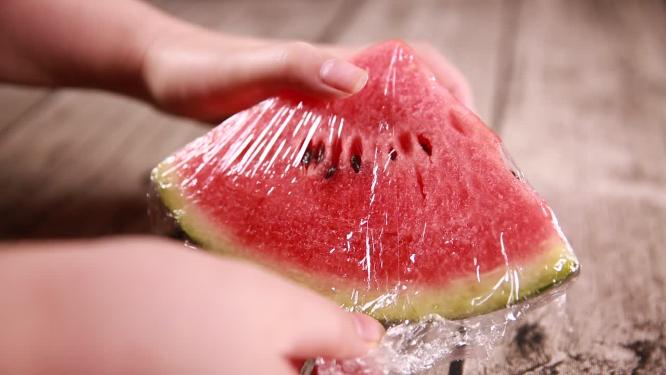 保鲜膜包裹西瓜保鲜
