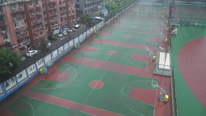 暴雨中下雨时的操场跑道