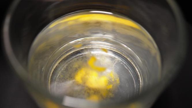 橙子果汁橘子果汁清水玻璃杯冲泡
