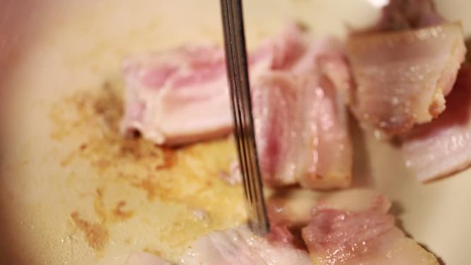 炒制五花肉片