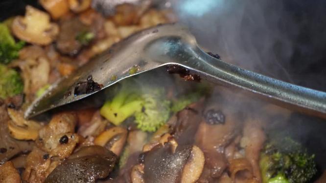 炒制麻辣香锅底料麻辣拌