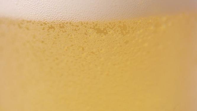 玻璃杯倒啤酒泡沫