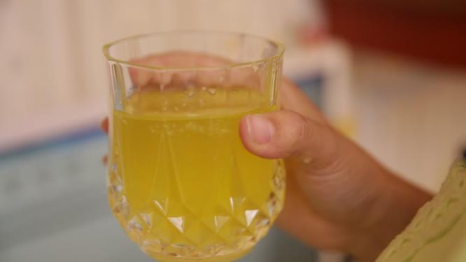 玻璃杯倒果汁喝果汁橙汁菠萝汁芒果汁黄色果汁