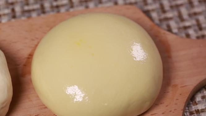 玻璃碗加面粉和面